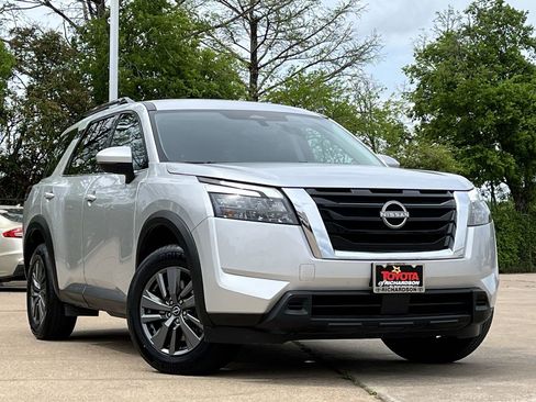 Used 2023 Nissan Pathfinder SV AWD/4WD image 2