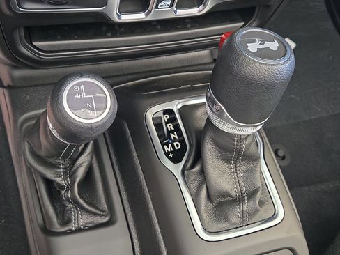 Used 2025 Jeep Wrangler Sport S image 34