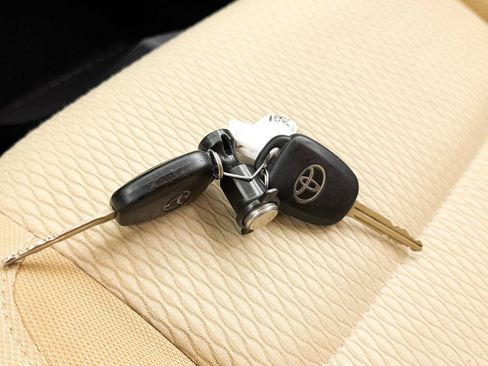 Used 2017 Toyota Corolla LE w/ Carpet Mat Package (TMS) FWD image 29