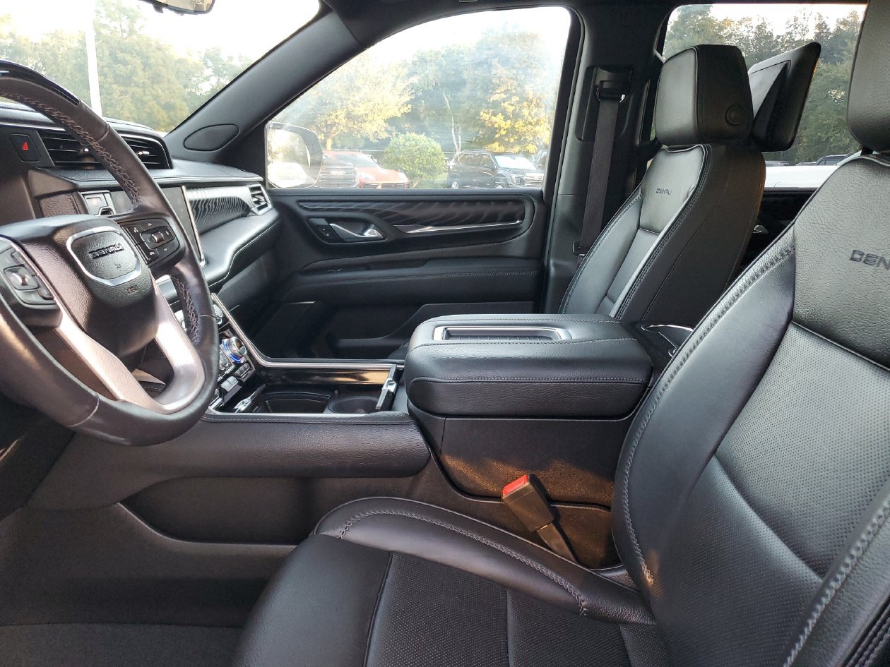 Used 2024 GMC Yukon Denali w/ Advanced Technology Package AWD/4WD image 18