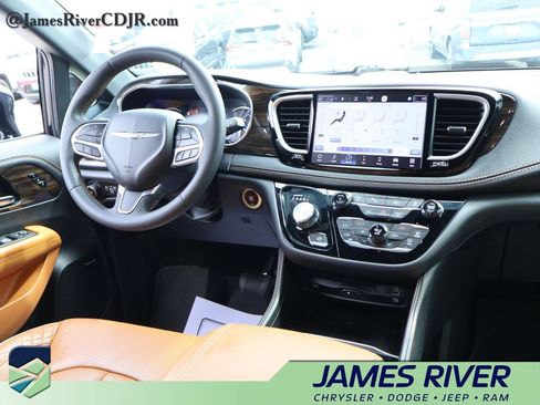 Used 2023 Chrysler Pacifica Pinnacle FWD image 13