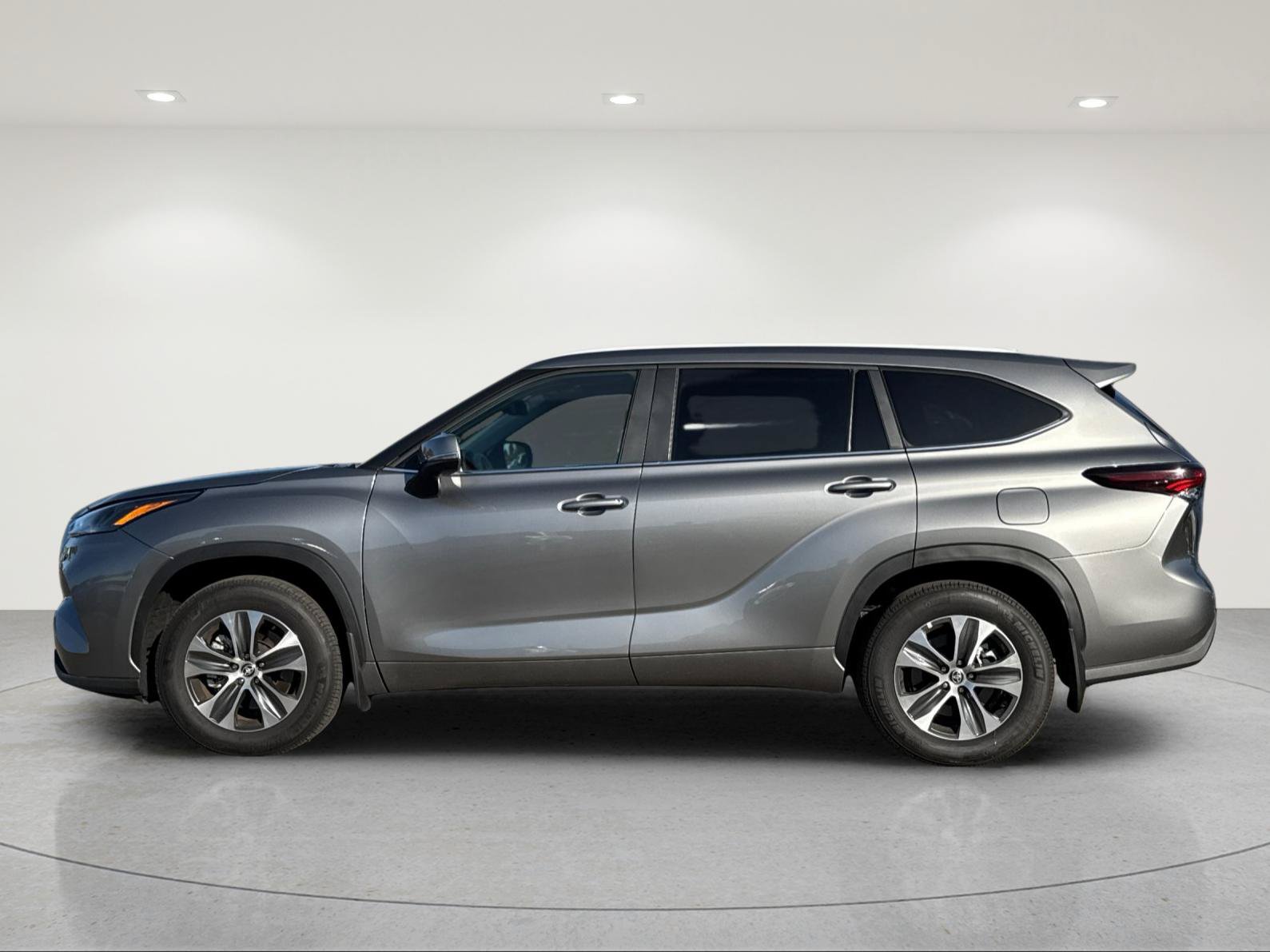 Used 2026 Toyota Highlander XLE AWD/4WD image 2