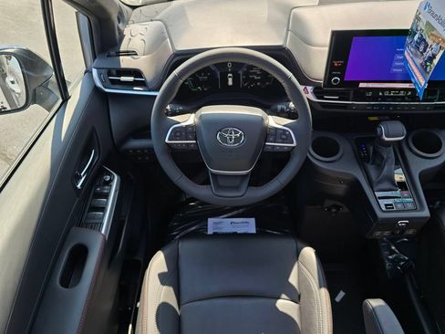 Used 2025 Toyota Sienna XSE w/ XSE Plus Package FWD image 30