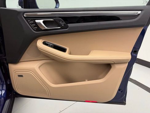 Used 2025 Porsche Macan image 36