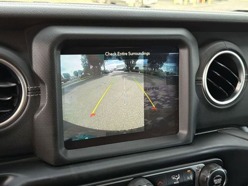 Used 2022 Jeep Wrangler Unlimited Sahara w/ Cold Weather Group image 17