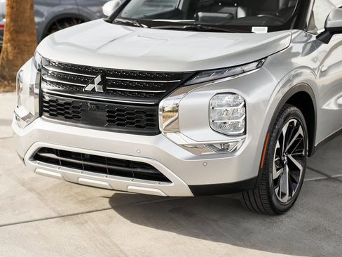 Used 2024 Mitsubishi Outlander SE image 5