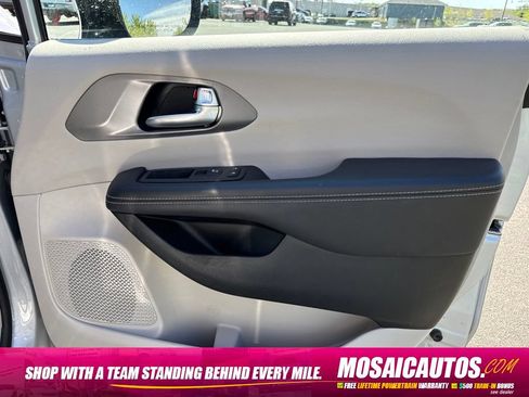 Used 2024 Chrysler Pacifica Touring-L FWD image 9