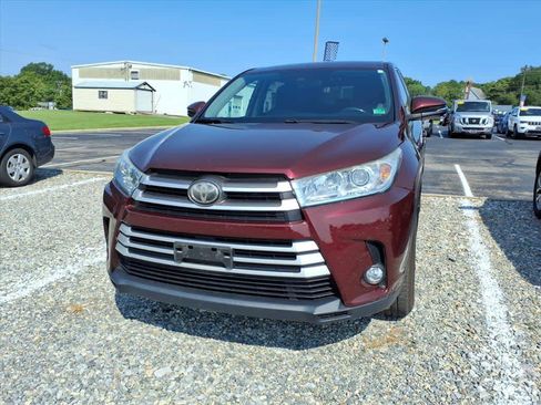 Used 2018 Toyota Highlander Plus AWD/4WD image 4