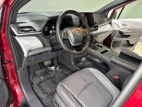 Used 2022 Toyota Sienna XSE AWD/4WD image 16