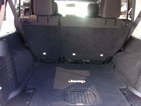Used 2015 Jeep Wrangler Unlimited Sahara AWD/4WD image 12