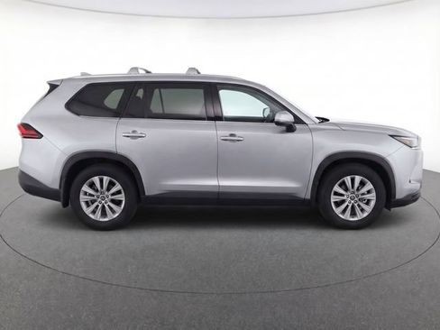 Used 2024 Toyota RAV4 XLE w/ Convenience Package image 2