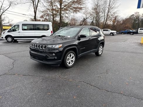 Used 2024 Jeep Compass Latitude w/ Convenience Group image 7