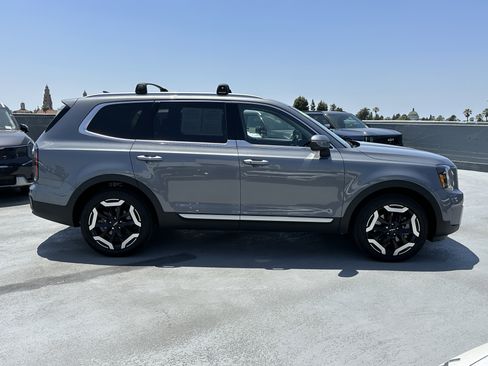 Used 2025 Kia Telluride EX FWD image 9