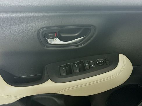Used 2024 Honda HR-V LX image 9