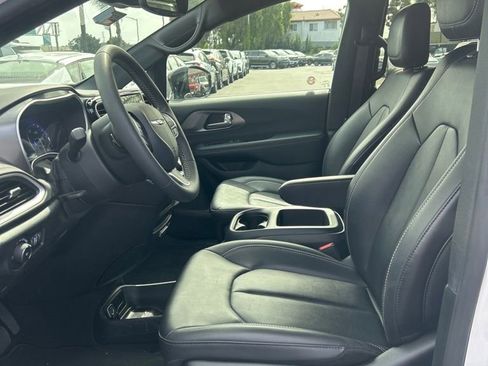 Used 2025 Chrysler Pacifica Select image 8
