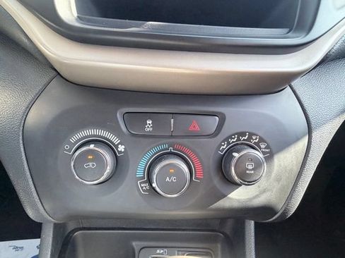 Used 2016 Jeep Cherokee Sport FWD image 15