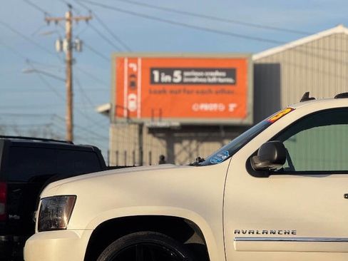 Used 2013 Chevrolet Avalanche LTZ image 18