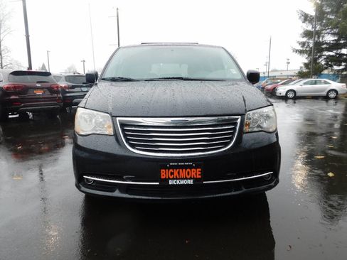 Used 2016 Chrysler Town & Country Touring image 16