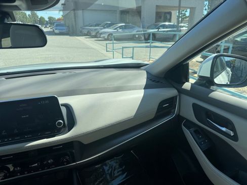 Used 2025 Nissan Rogue SV image 37