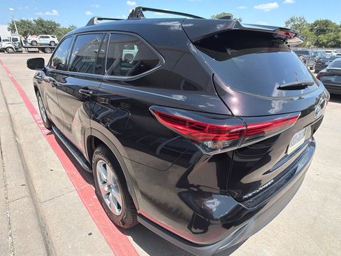 Used 2022 Toyota Highlander LE FWD image 6
