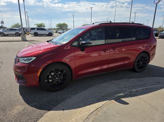 Used 2025 Chrysler Pacifica Limited FWD video 2