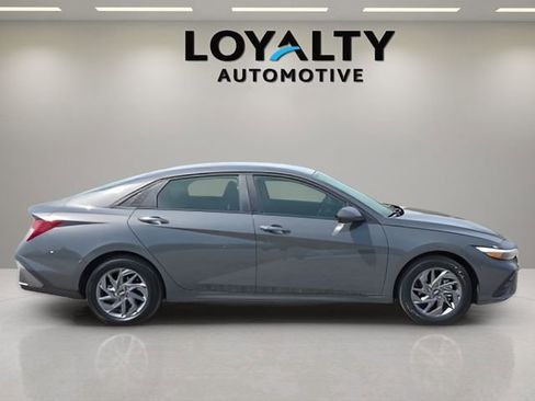 Used 2025 Hyundai Elantra Blue image 6