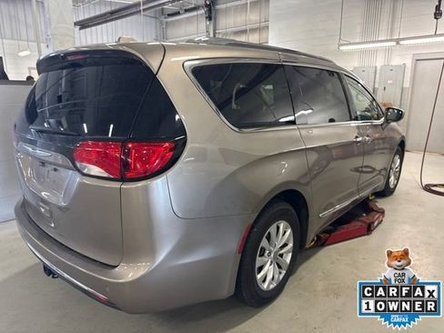 Used 2018 Chrysler Pacifica Touring-L FWD image 7