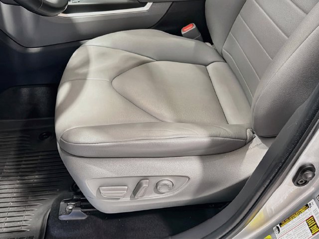Used 2022 Toyota Highlander XLE AWD/4WD image 16