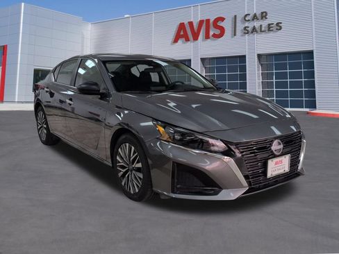 Used 2025 Nissan Altima 2.5 SV FWD image 3