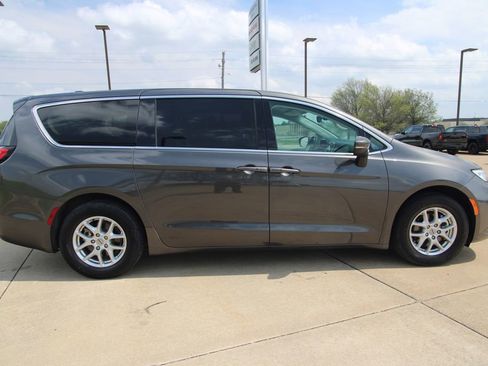 Used 2023 Chrysler Pacifica Touring-L image 4