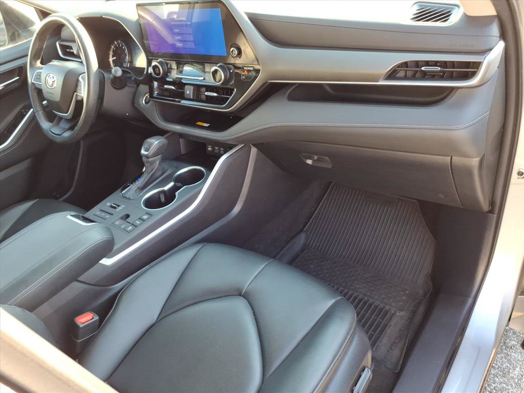 Used 2024 Toyota Highlander XLE AWD/4WD image 18