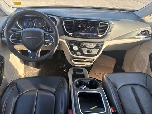Used 2023 Chrysler Pacifica Touring-L image 6