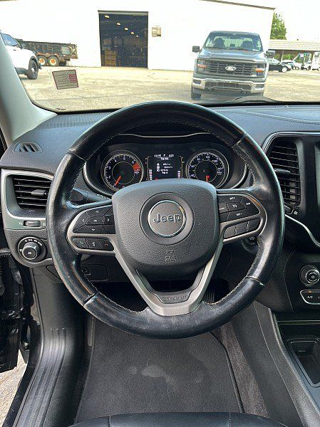 Used 2019 Jeep Cherokee Latitude Plus w/ Comfort/Convenience Group FWD image 9