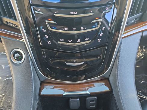 Used 2018 Cadillac Escalade Luxury AWD/4WD image 29