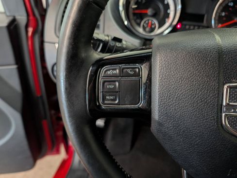 Used 2016 Dodge Grand Caravan SXT FWD image 19
