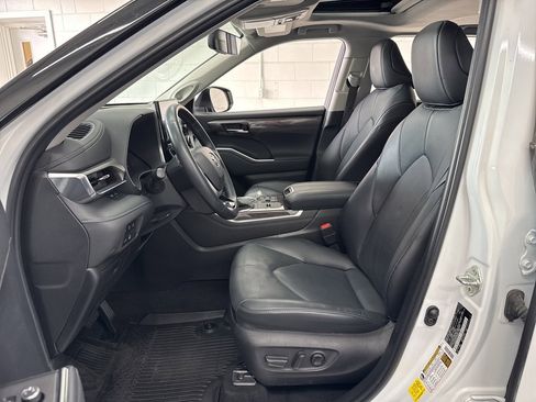 Used 2023 Toyota Highlander Limited image 13
