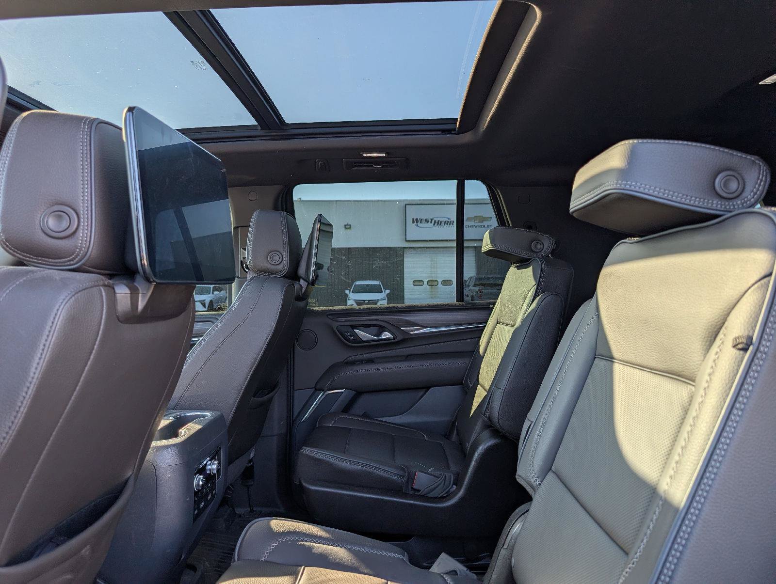 Used 2023 GMC Yukon Denali w/ Advanced Technology Package AWD/4WD image 10
