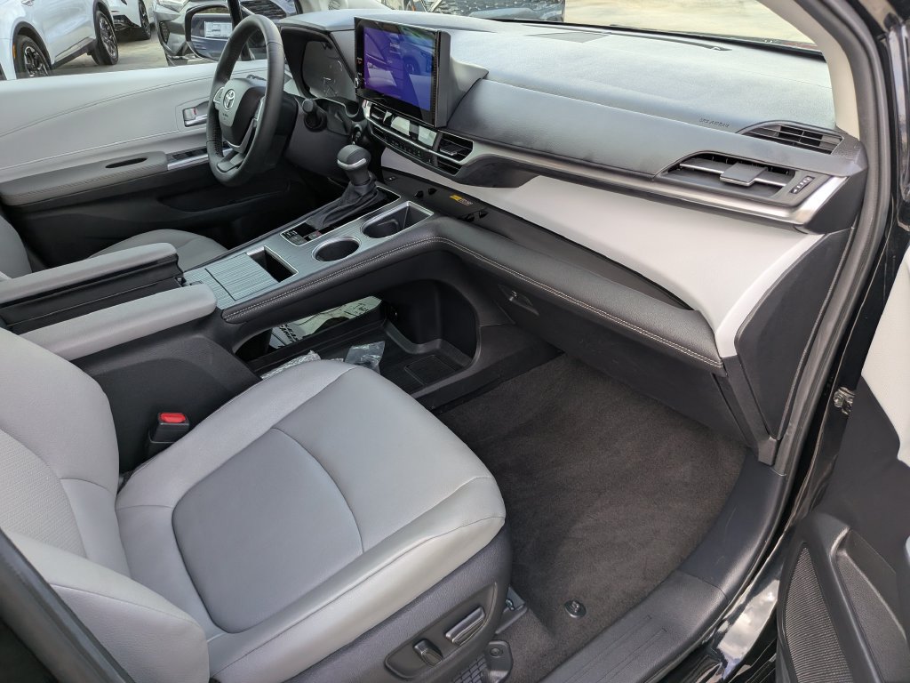 Used 2026 Toyota Sienna XLE FWD image 16