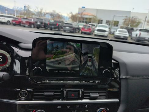 Used 2023 Nissan Pathfinder Platinum image 21