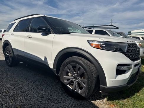 Used 2023 Ford Explorer XLT w/ Equipment Group 202A image 4