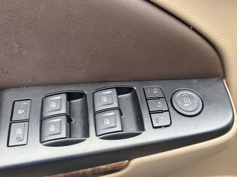 Used 2019 Chevrolet Suburban LT w/ Luxury Package image 7