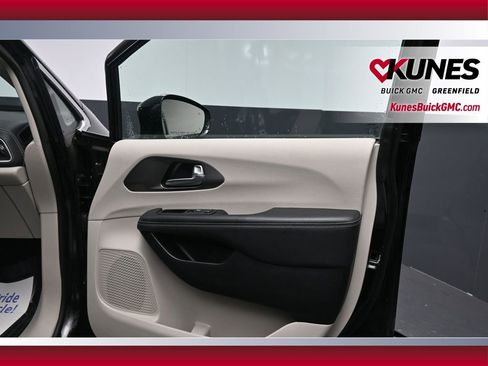 Used 2024 Chrysler Pacifica Select FWD image 18