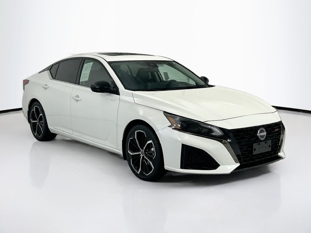 Used 2023 Nissan Altima 2.5 SR w/ SR Premium Package FWD image 3