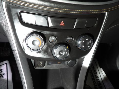 Used 2019 Chevrolet Trax LT w/ LT Convenience Package FWD image 13