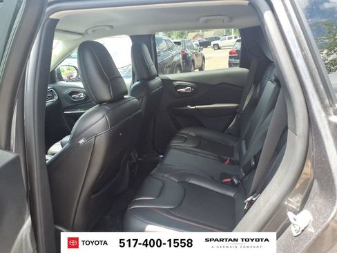 Used 2019 Jeep Cherokee Trailhawk w/ Cold Weather Group AWD/4WD image 12