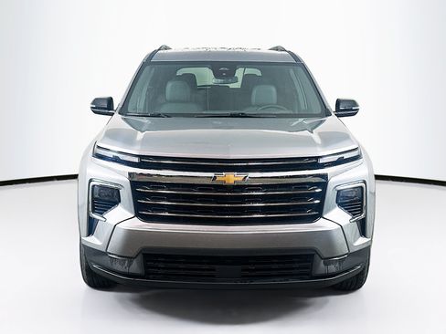 Used 2025 Chevrolet Traverse LT FWD image 2