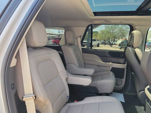 Used 2024 Lincoln Navigator Premiere image 10