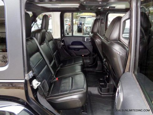 Used 2018 Jeep Wrangler Unlimited Sahara AWD/4WD image 20
