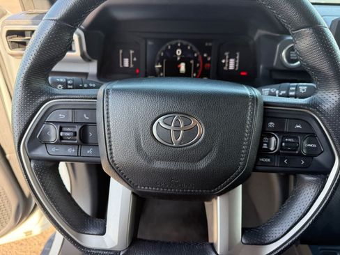 Used 2025 Toyota 4Runner SR5 AWD/4WD image 17