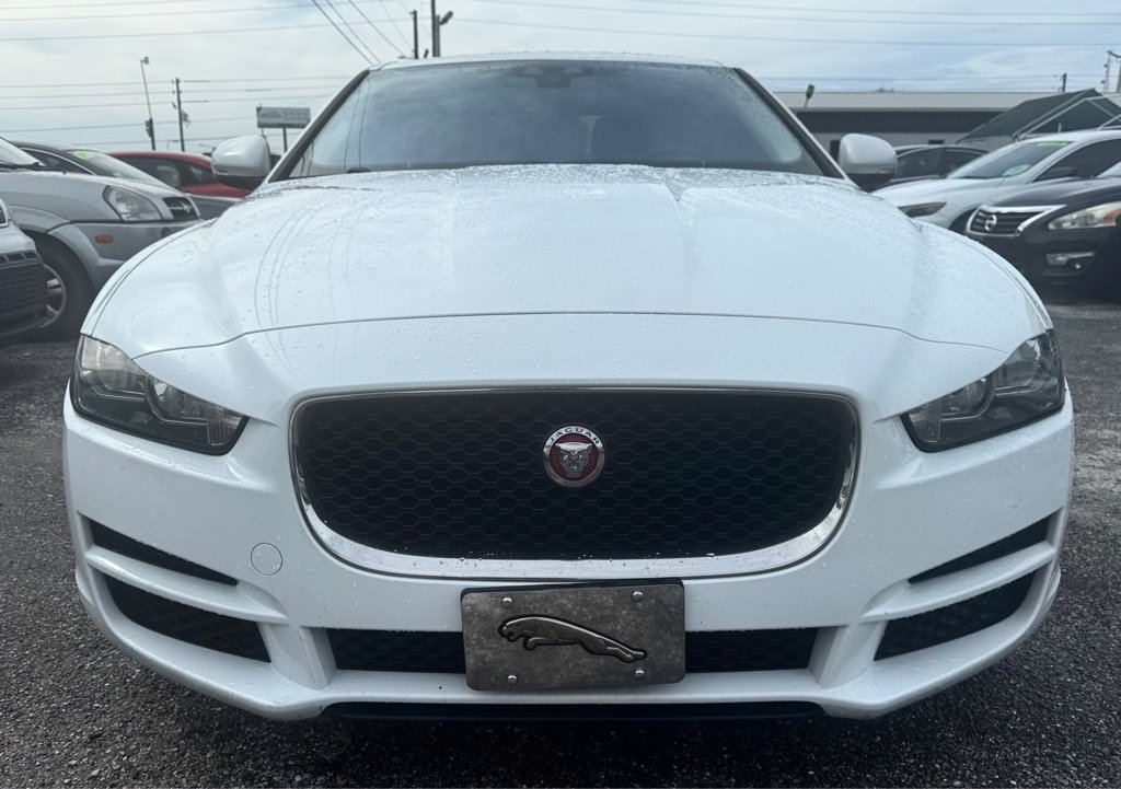 Used 2018 Jaguar XE Premium RWD image 3